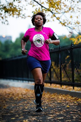 Adrienne Lotson, de 50 años, se entrena para correr un maratón.