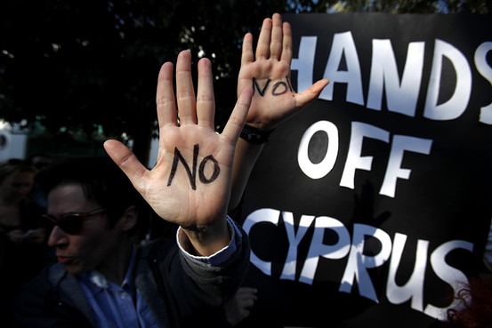 Manifestantes en contra de la imposición de un impuesto a los depositantes para financiar el rescate de Chipre.
