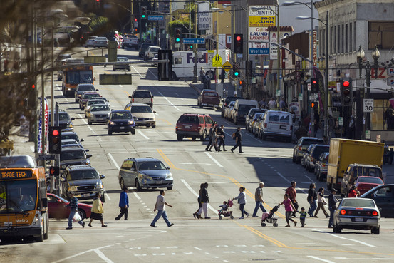 La avenida de South Alvarado, en Los Ángeles, tiene una alta concentración de latinoamericanos.