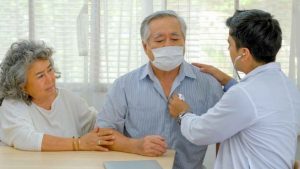 ancianos cuidado médico